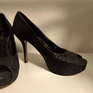 Size 7 beautiful black platform pumps with a beautiful subtle bling!
